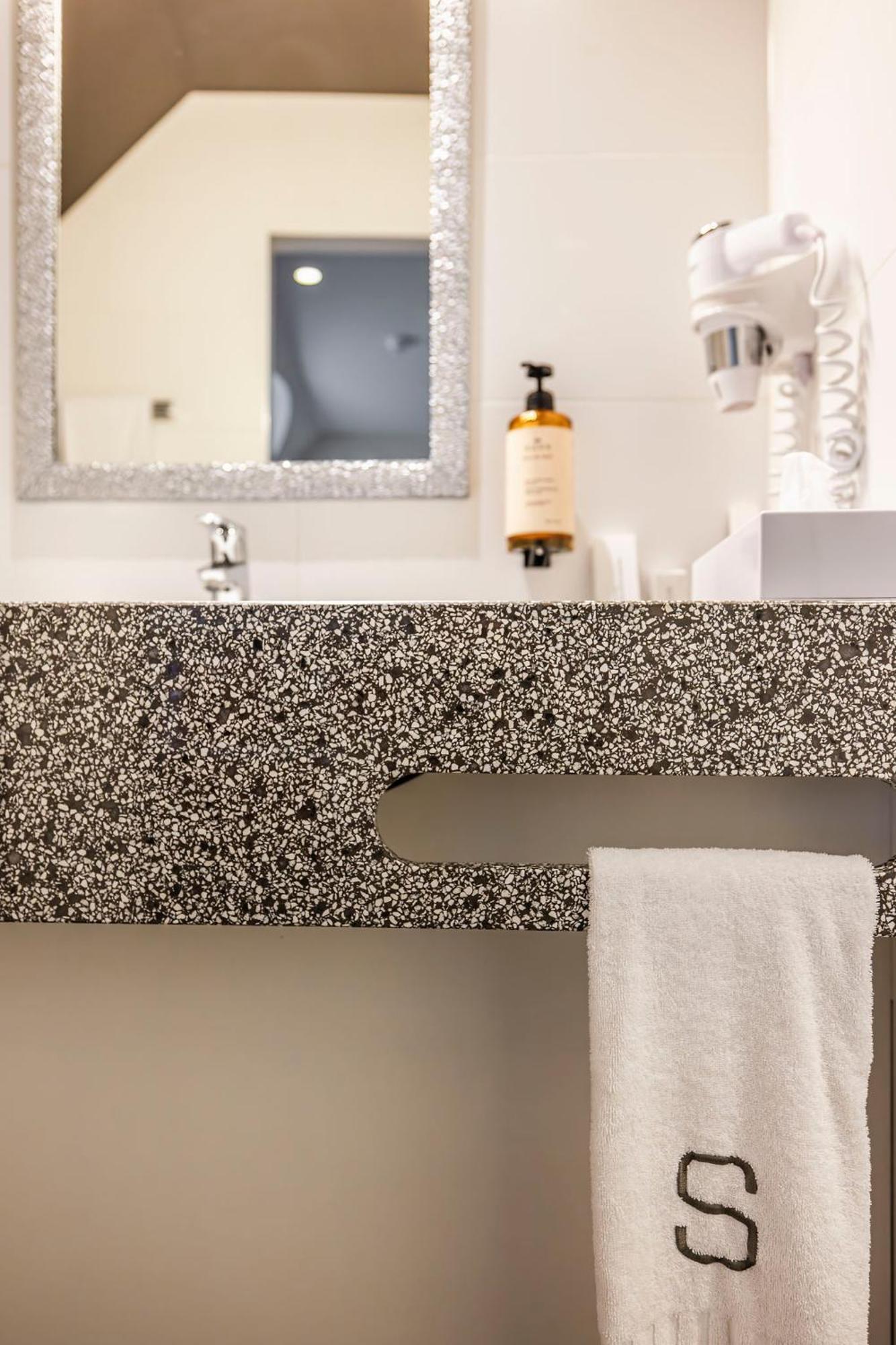 Square Hotel Кортрейк Экстерьер фото