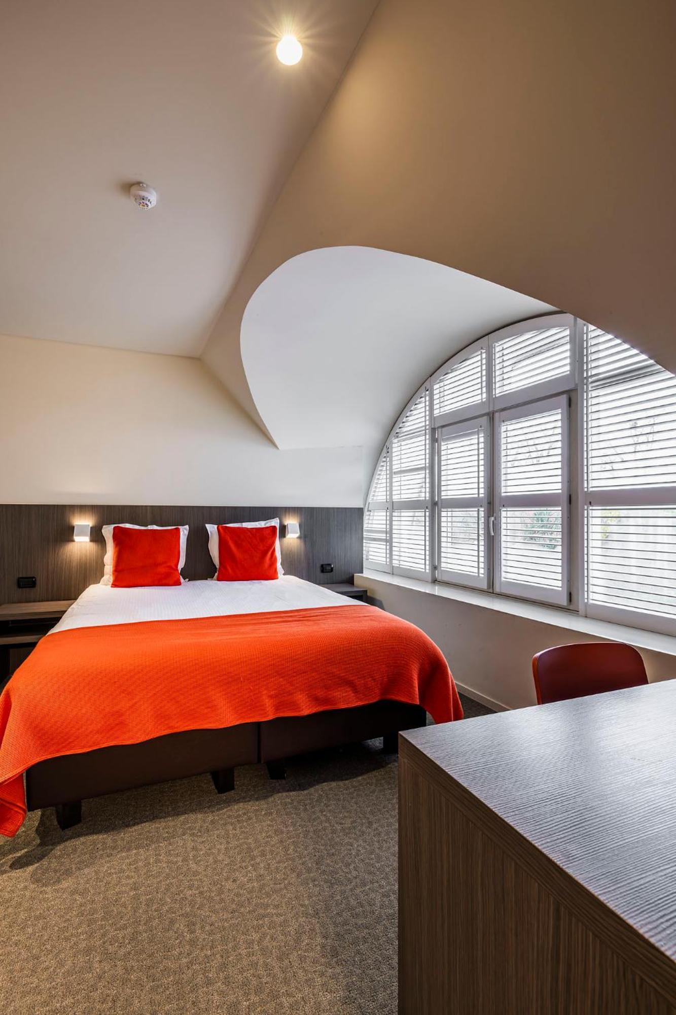Square Hotel Кортрейк Экстерьер фото
